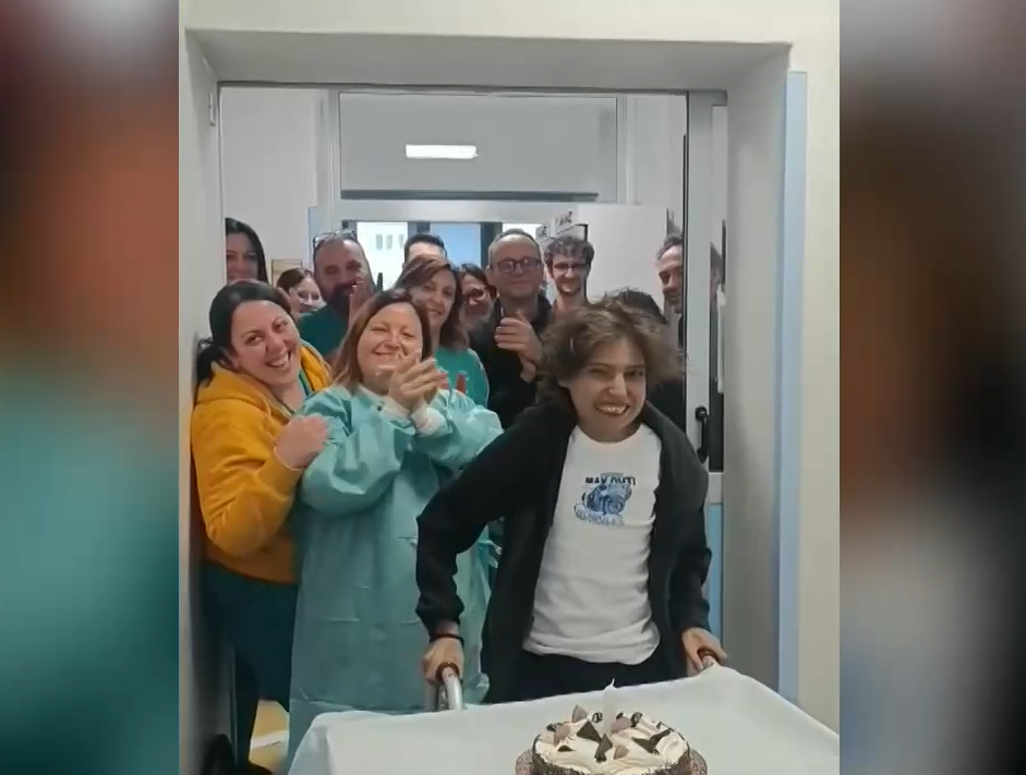 Νικητής επιστρέφει στην Ελλάδα ο 18χρονος Μάριος, μετά την επιτυχημένη μεταμόσχευση ήπατος – Τι λένε οι γονείς του στο ΕΡΤnews