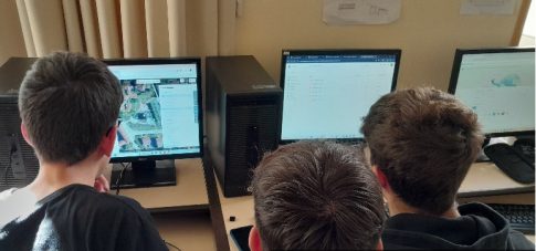 Τρίκαλα: Κόπηκε στα δύο από την ισχυρή έκρηξη το εργοστάσιο – Αγωνία για τις πέντε αγνοούμενες ενώ αναζωπυρώθηκε η πυρκαγιά