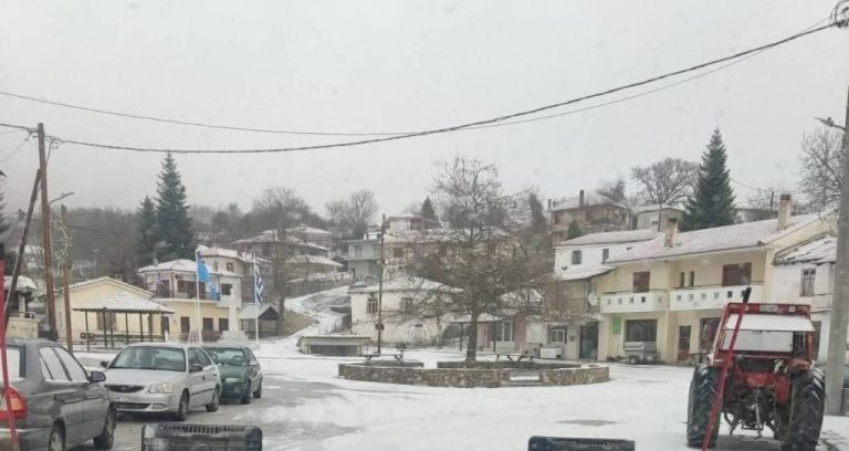 Καιρός: Στα λευκά η Πάρνηθα και τα Βίλια, σε ποιες περιοχές χιονίζει – Πότε αλλάζει το σκηνικό