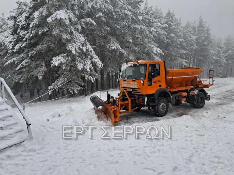 Καιρός: Στα λευκά η Πάρνηθα και τα Βίλια, σε ποιες περιοχές χιονίζει – Πότε αλλάζει το σκηνικό
