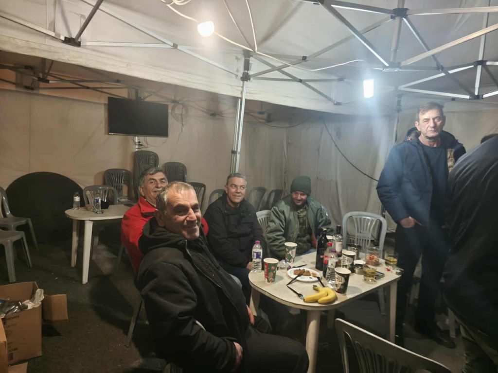 Στο μπλόκο της Σιάτιστας με τσουχτερό κρύο έκαναν πρωτοχρονιά οι αγρότες