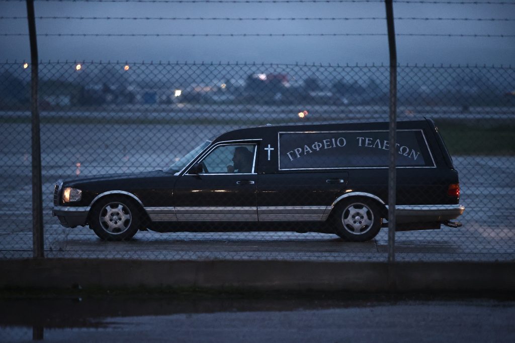 Στο αεροδρόμιο «Μακεδονία» οι επτά σοροί: Συνοδεία συγγενών και φιλάθλων του ΠΑΟΚ μεταφέρονται στην Τούμπα