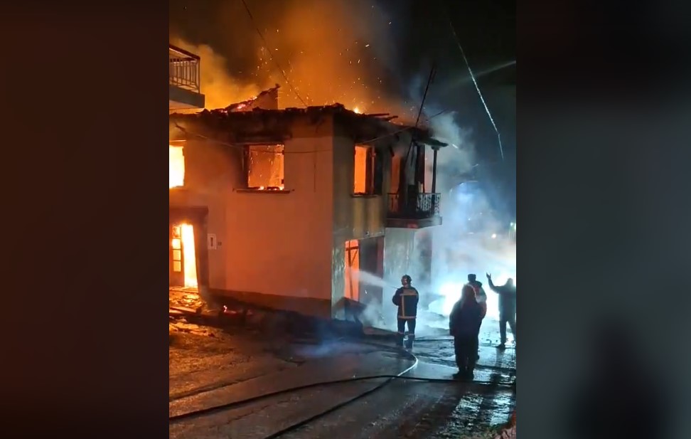 Θεσσαλονίκη: Απανθρακωμένη σορό ηλικιωμένης εντόπισαν οι πυροσβέστες μετά από φωτιά σε σπίτι στον Σοχό