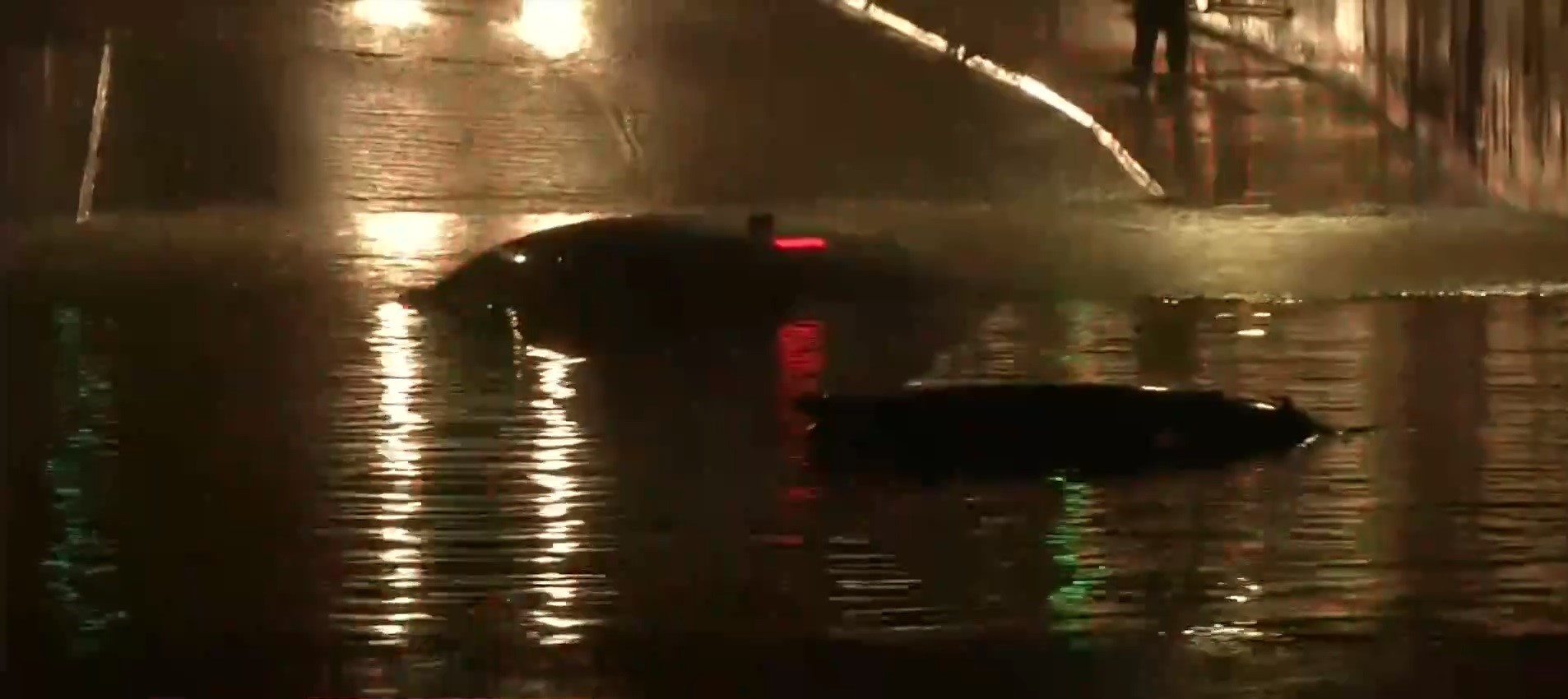 «Βούλιαξαν» αυτοκίνητα κάτω από τη γέφυρα της Σπύρου Λούη