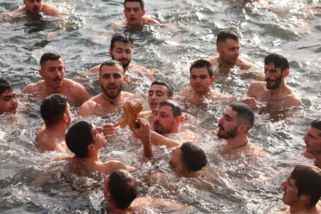 Θεσσαλονίκη: Μεγαλοπρεπής εορτασμός των Θεοφανίων – Με λαμπρότητα η τελετή καθαγιασμού των υδάτων στο λιμάνι (εικόνες)