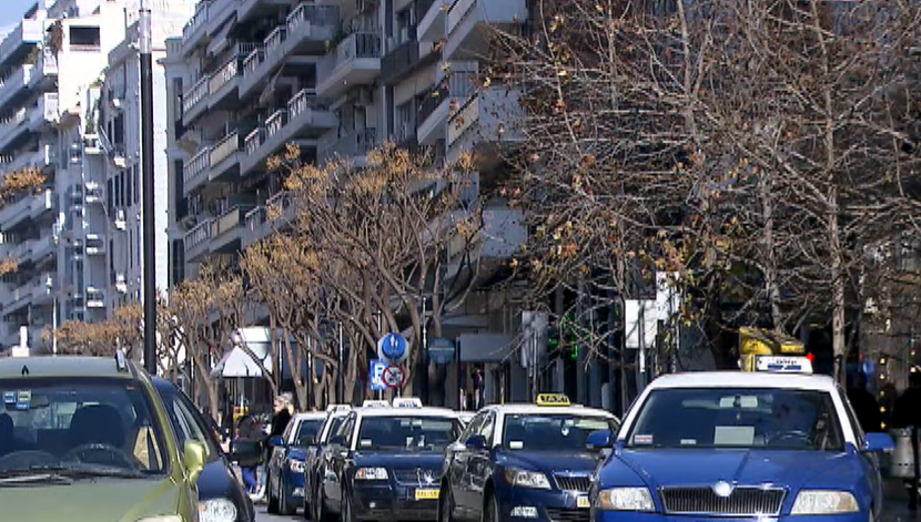Θεσσαλονίκη: «Φρένο» για 48ωρες από οδηγούς και ιδιοκτήτες ταξί- Πραγματοποίησαν μηχανοκίνητη πορεία