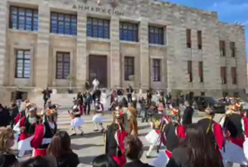 Οι Μωμόγεροι ξεσηκώνουν τη Ρόδο- Στους δρόμους το ποντιακό έθιμο