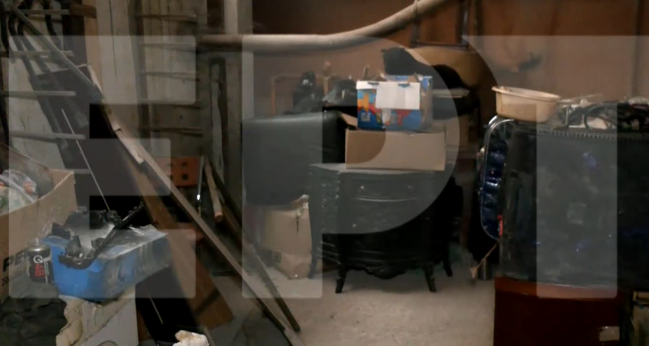 Νεκρές δύο γυναίκες σε πολυκατοικία στη Θεσσαλονίκη – Τι κατέγραψε ο φακός της ΕΡΤ στο υπόγειο που βρέθηκαν