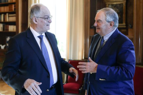 Ιράν: Απειλεί με πλήγματα σε αμερικανικές βάσεις στη Μέση Ανατολή αν οι ΗΠΑ επέμβουν – Οδηγία για εκκένωση της αεροπορικής βάσης στο Κατάρ