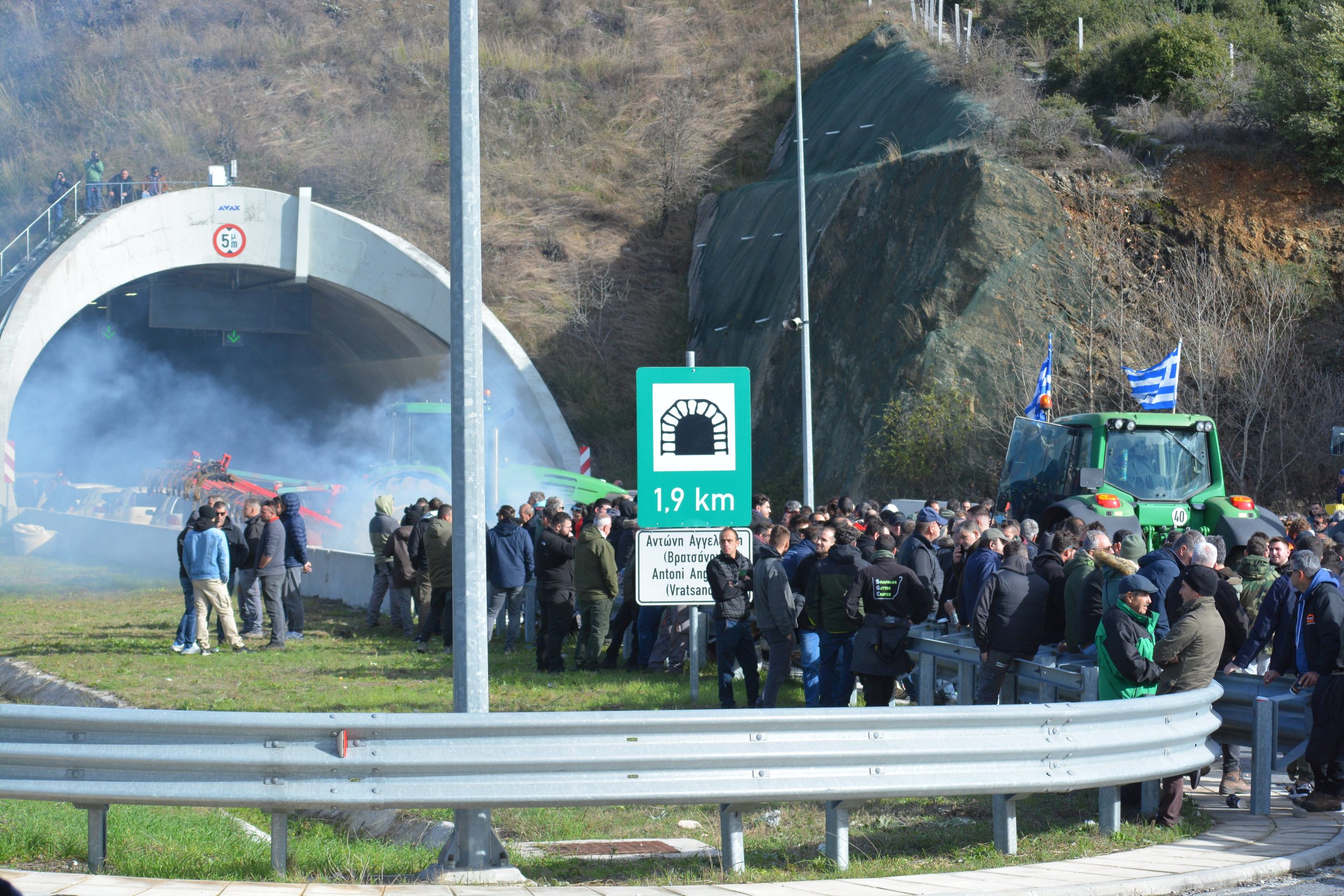 Κλειστές οι σήραγγες των Τεμπών για 48 ώρες από τους αγρότες της Θεσσαλίας