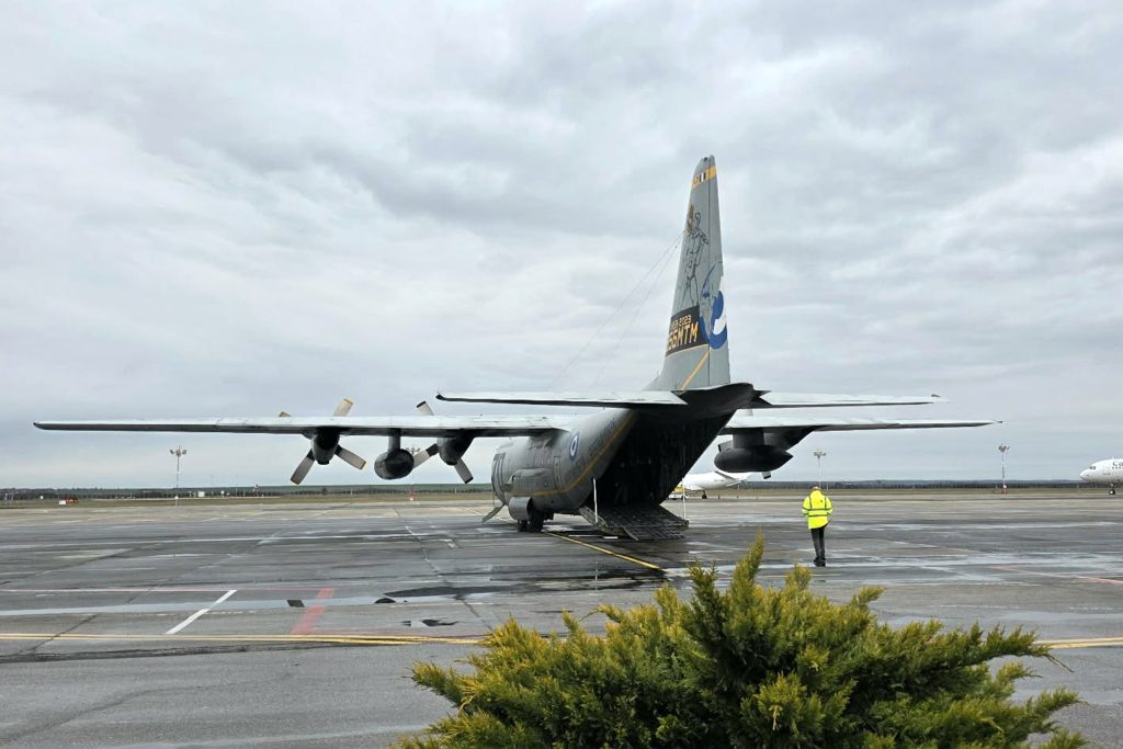 Στη Θεσσαλονίκη το C130 με τις σορούς των επτά οπαδών του ΠΑΟΚ – Συγκίνηση στο αεροδρόμιο της Τιμισοάρα στο τρισάγιο για τους αδικοχαμένους φιλάθλους