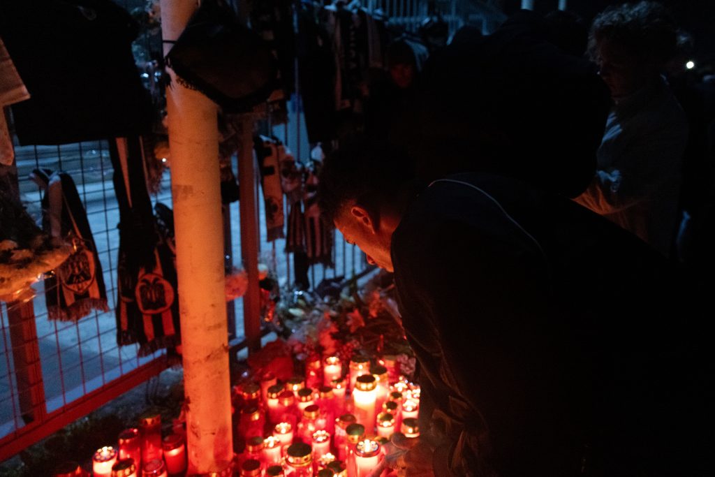 Στην Τούμπα Λουτσέσκου και παίκτες του ΠΑΟΚ – Άφησαν λουλούδια στη μνήμη των επτά οπαδών της ομάδας