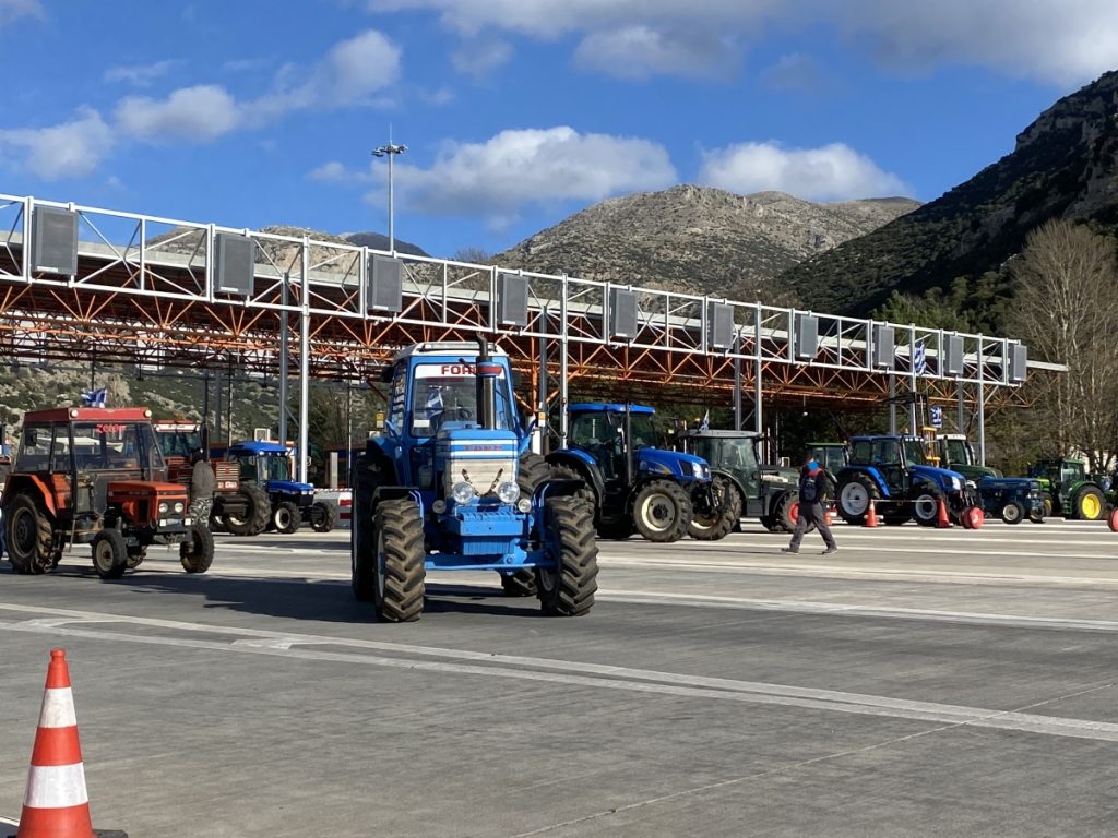 Αρκαδία: 48ωρος αποκλεισμός της Εθνικής από τους αγρότες στα διόδια Νεστάνης – Οι κυκλοφοριακές ρυθμίσεις που ισχύουν