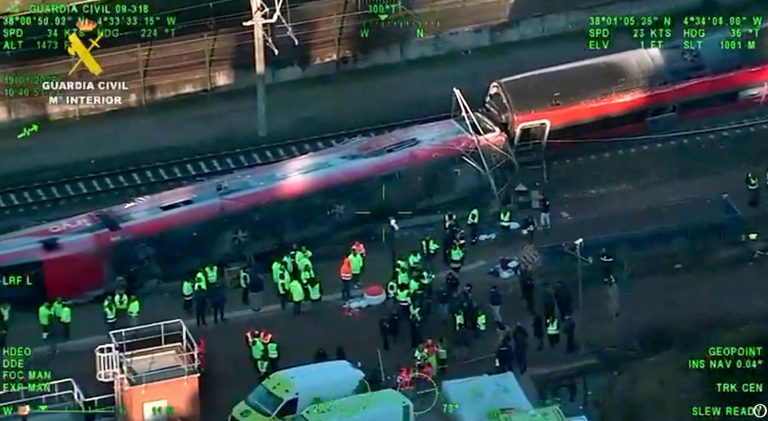 Σιδηροδρομική τραγωδία στην Ισπανία: Σπασμένο σύνδεσμο στις ράγες εντόπισαν οι εμπειρογνώμονες – Συγκλονίζουν οι μαρτυρίες