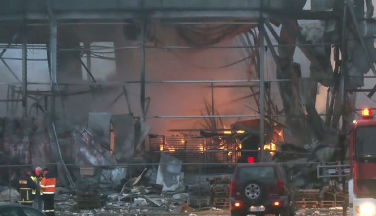 Τρίκαλα: Κόπηκε στα δύο από την ισχυρή έκρηξη το εργοστάσιο – Αγωνία για τις πέντε αγνοούμενες ενώ αναζωπυρώθηκε η πυρκαγιά