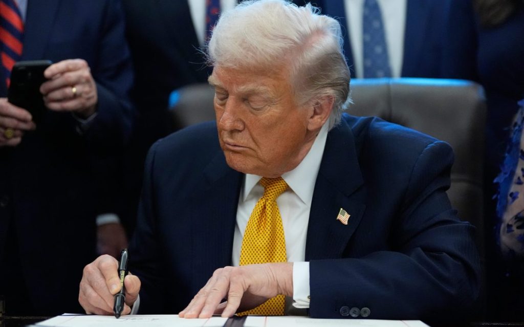 Μέσα στον «τρελό κόσμο» του Τραμπ: Από τα μπουκαλάκια γάλακτος και τα έλκηθρα της Δανίας, στον βομβαρδισμό του Ιράν