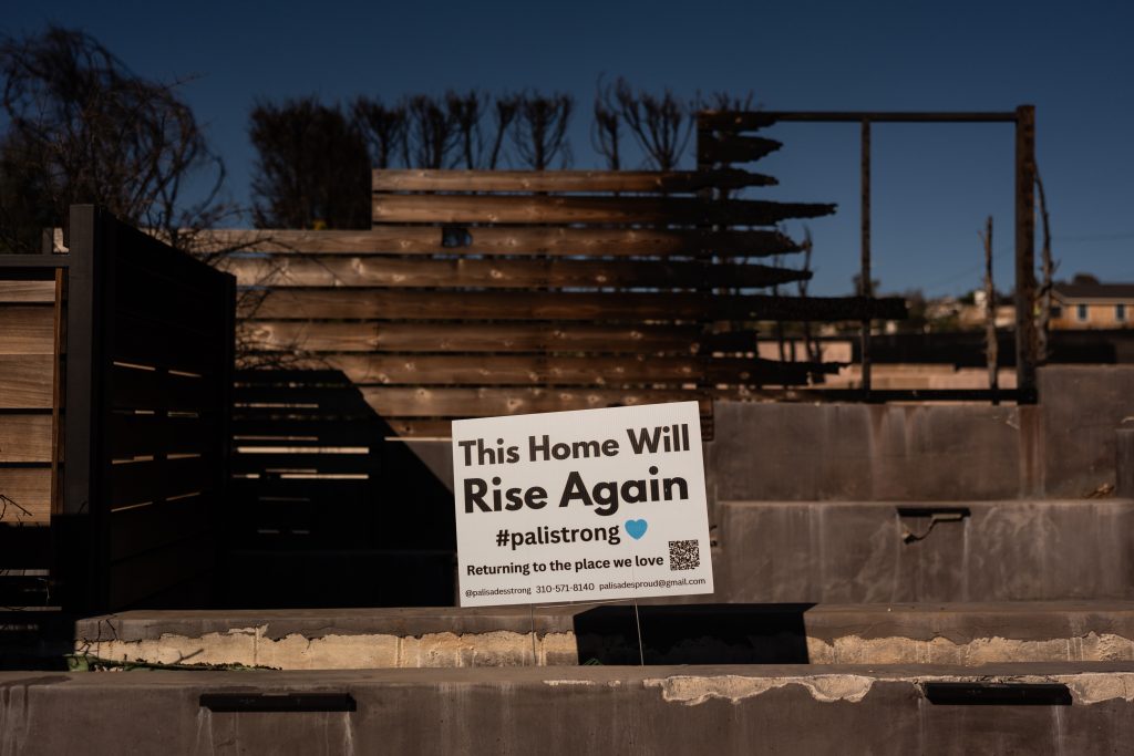 Ένας χρόνος μετά τις φονικές πυρκαγιές στην Καλιφόρνια: Δύσκολη η επιστροφή στην κανονικότητα για τους κατοίκους