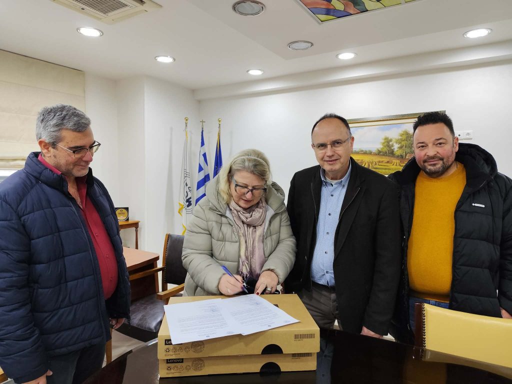 Δωρεά laptop στο Επαγγελματικό Λύκειο Ζαγοράς από το Επιμελητήριο Μαγνησίας