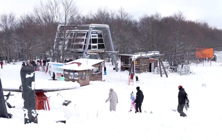 Δυναμική έναρξη σεζόν στα χιονοδρομικά κέντρα: Βασιλίτσα και Λαϊλιάς γέμισαν επισκέπτες