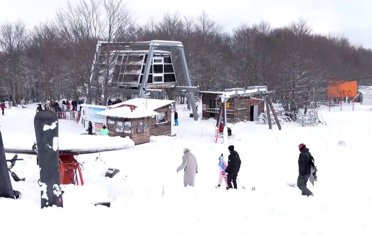 Δυναμική έναρξη σεζόν στα χιονοδρομικά κέντρα: Βασιλίτσα και Λαϊλιάς γέμισαν επισκέπτες