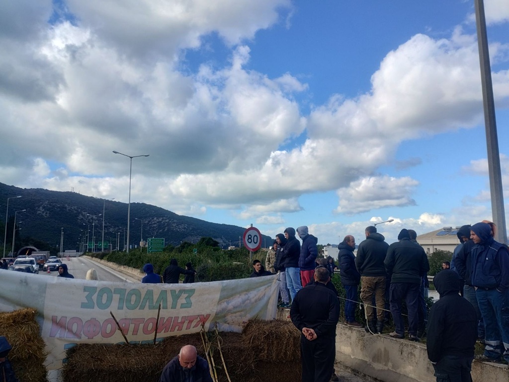 Αποκλεισμός της Εγνατίας Οδού στην Ηγουμενίτσα από αγρότες και κτηνοτρόφους