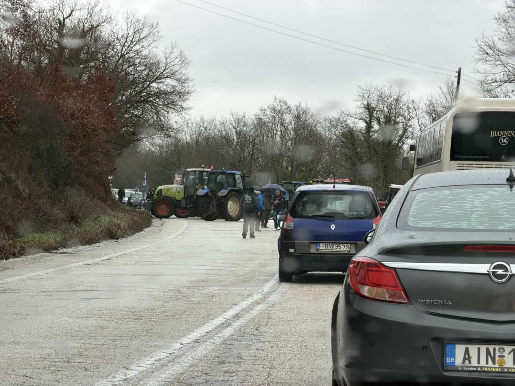 Ένταση με τρακτέρ και αστυνομικές δυνάμεις στο Καλπάκι