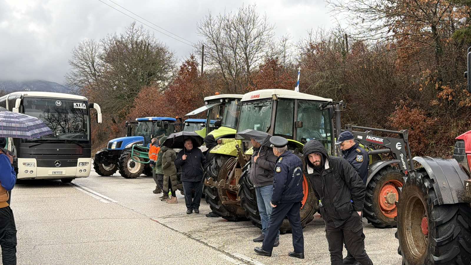 Ένταση με τρακτέρ και αστυνομικές δυνάμεις στο Καλπάκι