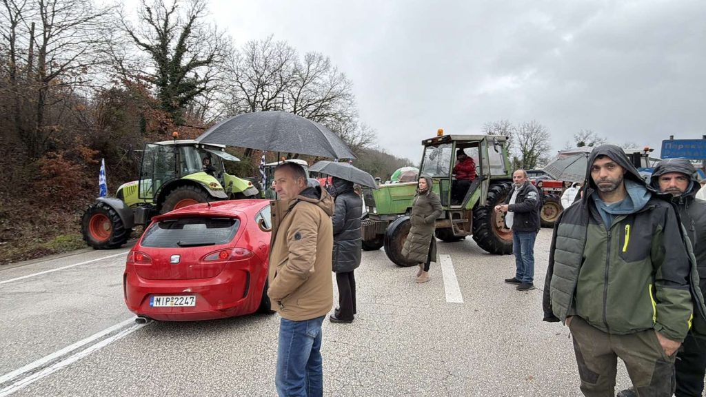 Ένταση με τρακτέρ και αστυνομικές δυνάμεις στο Καλπάκι