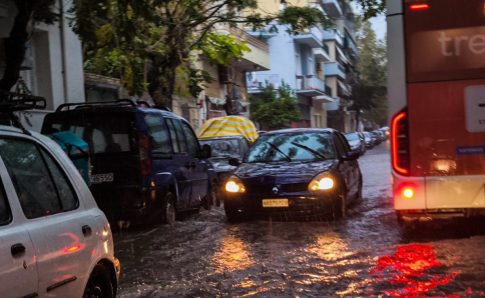 Θεσσαλονίκη: Φωτιά σε λεωφορείο των ΚΤΕΛ