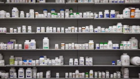 Μένουμε στο σπίτι <br/> και διαβάζουμε ένα καλό βιβλίο