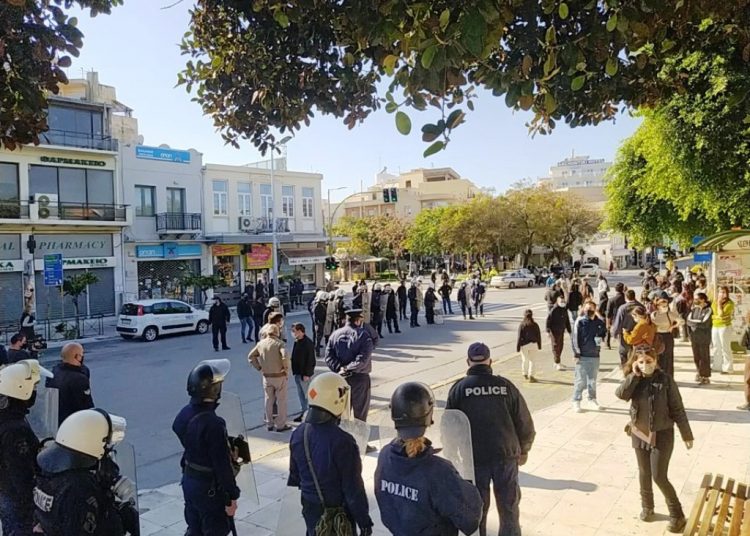 Συγκέντρωση αλληλεγγύης στα Δικαστήρια Χανίων υπέρ οκτώ πολιτών που κατηγορούνται για παραβίαση των μέτρων για τον κορονοϊό