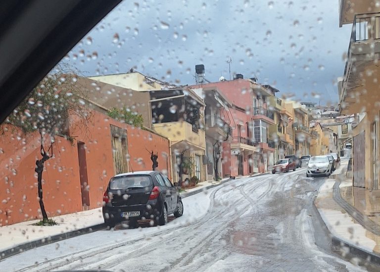 Καιρός: Στα λευκά η Πάρνηθα και τα Βίλια, σε ποιες περιοχές χιονίζει – Πότε αλλάζει το σκηνικό