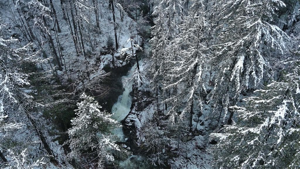 Καιρός: Στα λευκά η Πάρνηθα και τα Βίλια, σε ποιες περιοχές χιονίζει – Πότε αλλάζει το σκηνικό