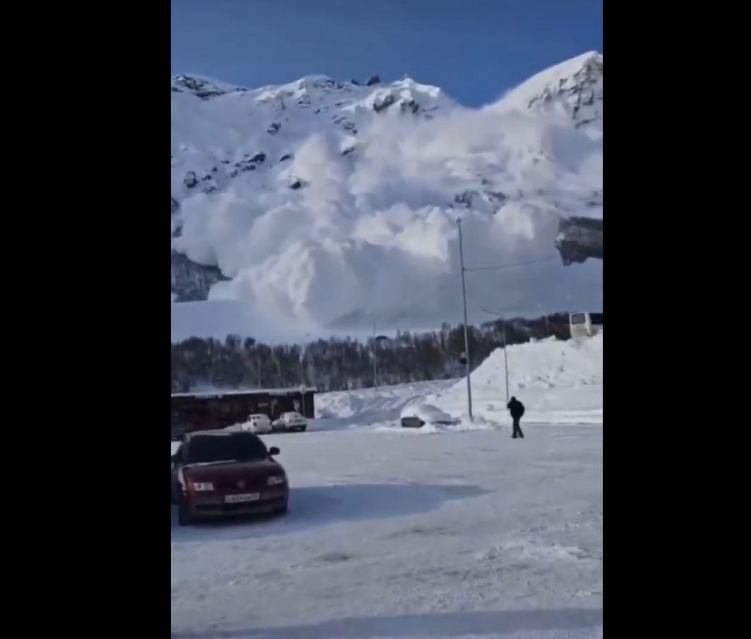 Ρωσία: Τεράστια χιονοστιβάδα έπληξε το χιονοδρομικό κέντρο Έλμπρους – Βίντεο καταγράφει τη στιγμή