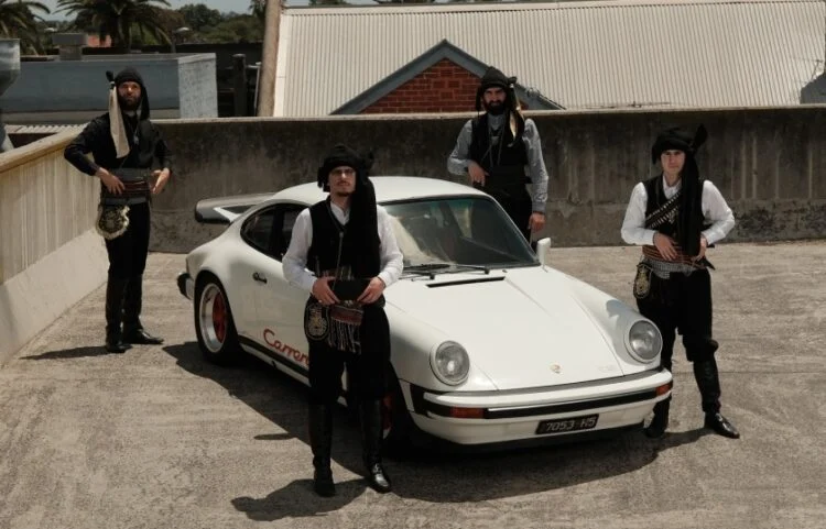 Μελβούρνη: Πόντιοι και Κρήτες με παραδοσιακές φορεσιές σε… πόρσε