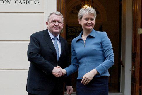 «Συγκρατημένα αισιόδοξος» ο πρωθυπουργός μετά τη συνάντηση με τους αγρότες που δηλώνουν ότι δεν είναι πλήρως ικανοποιημένοι