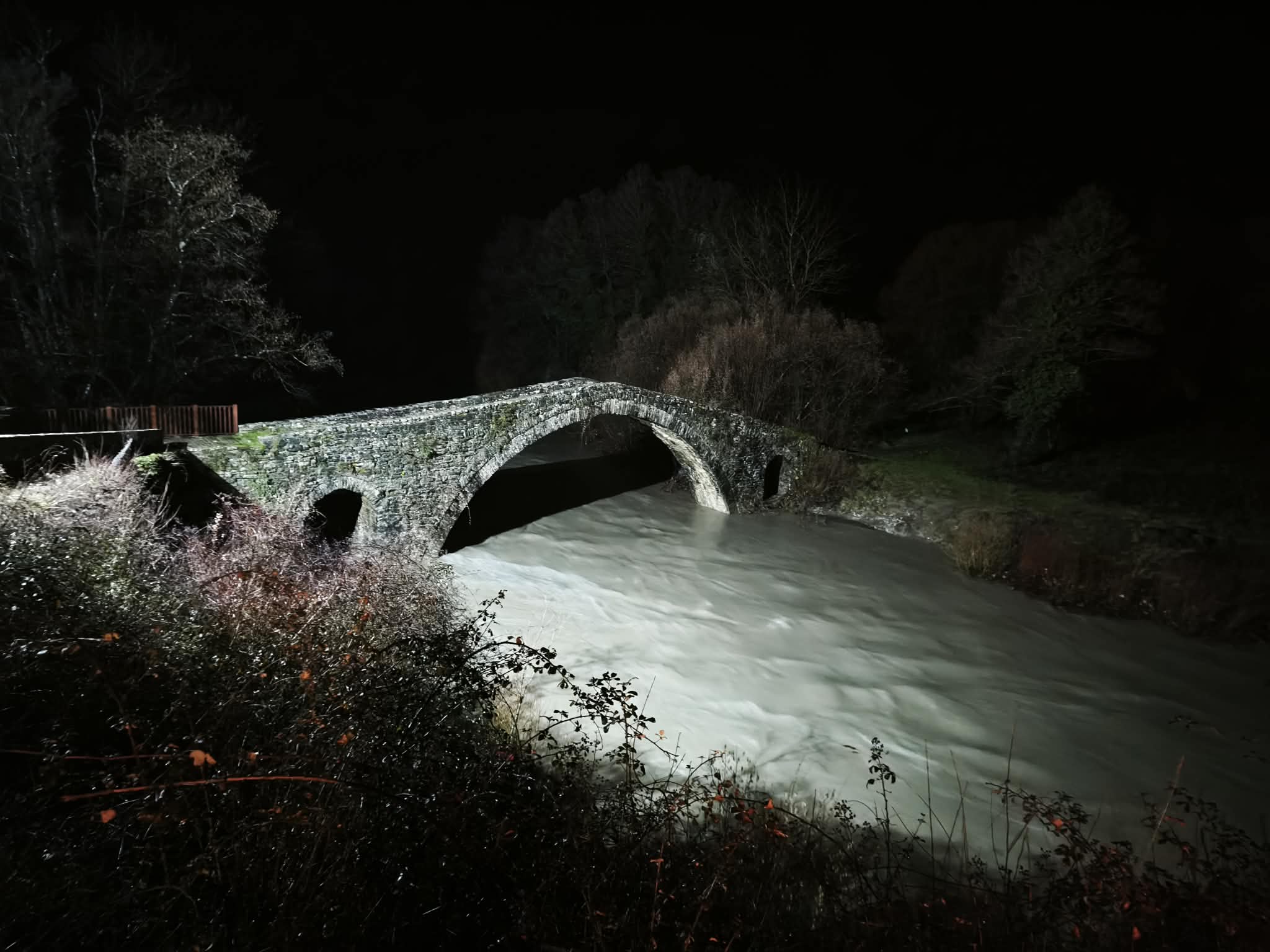 Ήπειρος: Μήνυμα 112 για έντονα καιρικά φαινόμενα – Σφοδρή βροχόπτωση στην Ηγουμενίτσα, ζημιές στο οδικό δίκτυο στα Τζουμέρκα