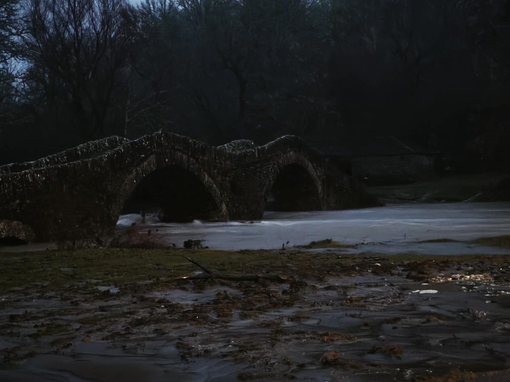 Ήπειρος: Μήνυμα 112 για έντονα καιρικά φαινόμενα – Σφοδρή βροχόπτωση στην Ηγουμενίτσα, ζημιές στο οδικό δίκτυο στα Τζουμέρκα