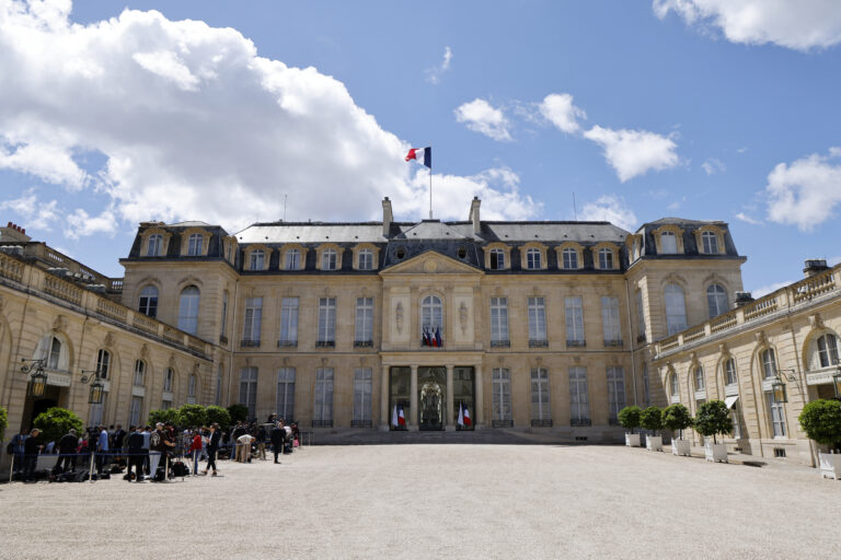 Γαλλία: Αντιδράσεις για την απόφαση του ΥΠΕΣ να εντάξει το κόμμα της Ανυπότακτης Γαλλίας στην άκρα αριστερά  ​