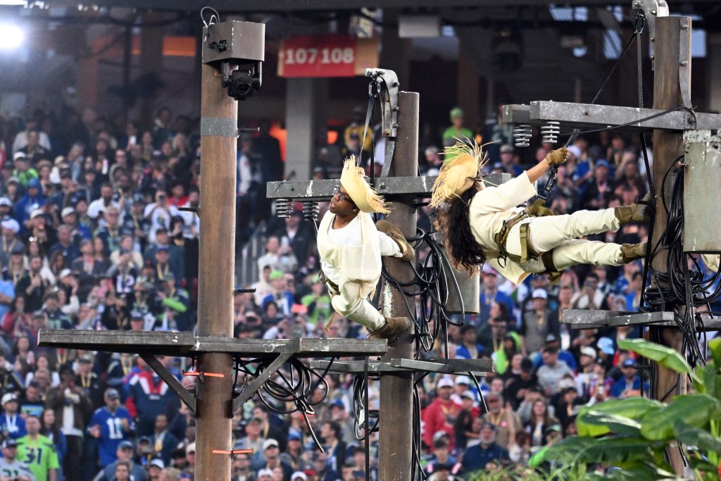 Super Bowl LX: Τα πολιτικά μηνύματα του Bad Bunny, το λάτιν υπερθέαμα, ο γάμος και η Lady Gaga στο halftime show
