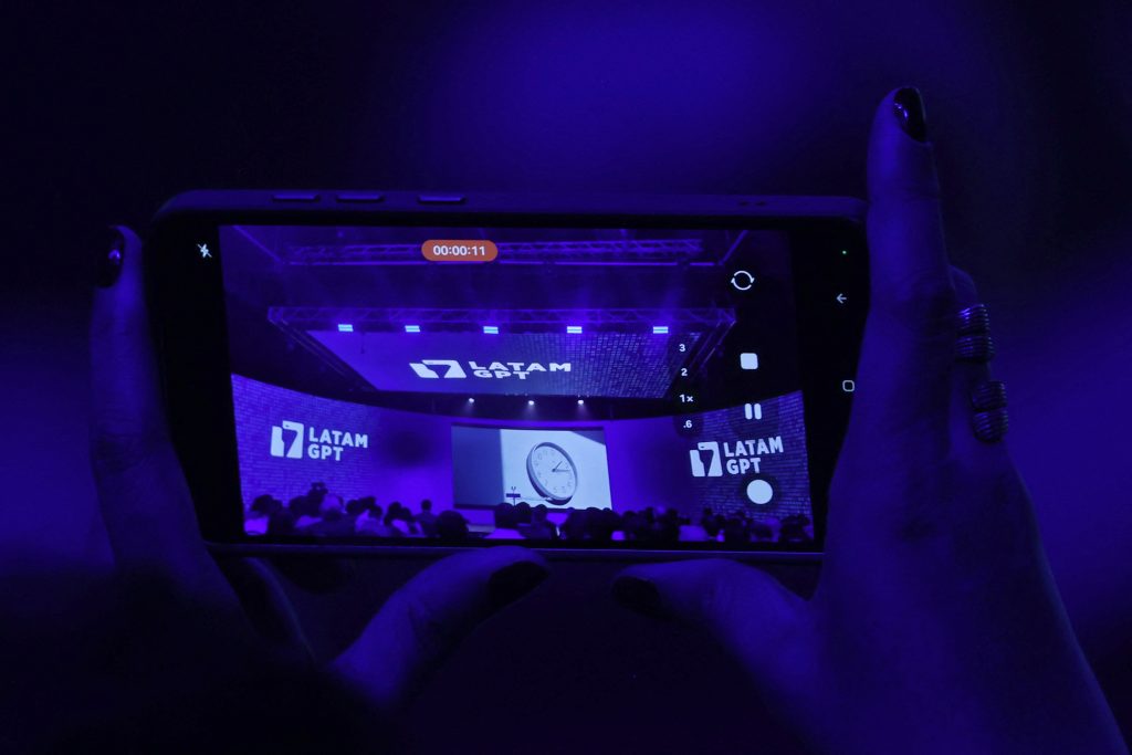 ΗΠΑ – Κίνα: Δύο διαφορετικές φιλοσοφίες στη μάχη για την τεχνητή νοημοσύνη