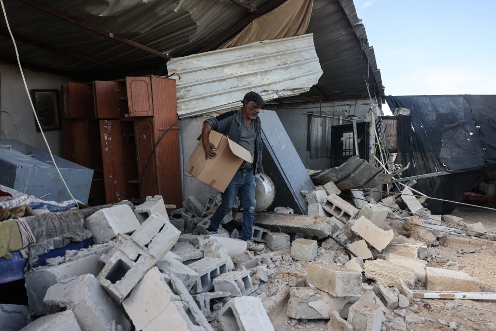 Οπλισμένοι Ισραηλινοί έποικοι καταστρέφουν 15 σπίτια Παλαιστινίων σε χωριό της κατεχόμενης Δυτικής Όχθης