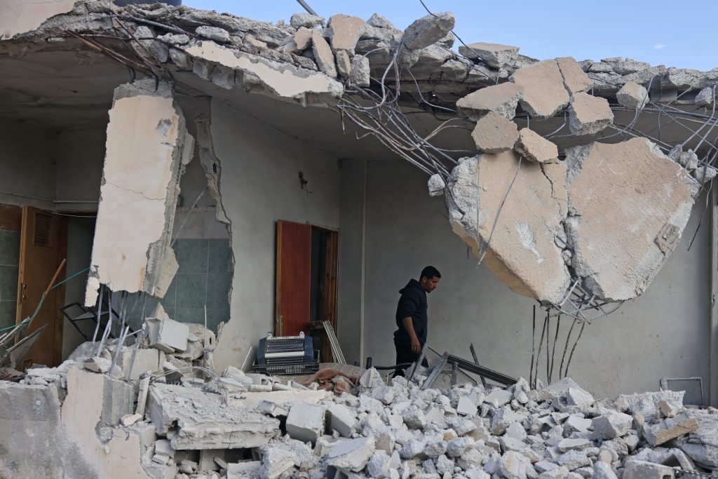 Οπλισμένοι Ισραηλινοί έποικοι καταστρέφουν 15 σπίτια Παλαιστινίων σε χωριό της κατεχόμενης Δυτικής Όχθης