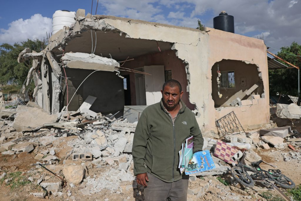 Οπλισμένοι Ισραηλινοί έποικοι καταστρέφουν 15 σπίτια Παλαιστινίων σε χωριό της κατεχόμενης Δυτικής Όχθης