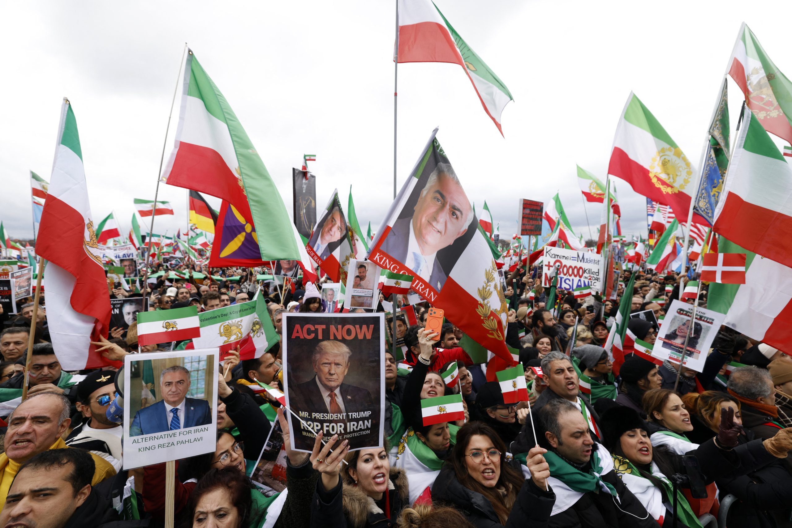 Ο Τραμπ αφήνει ανοιχτό το ενδεχόμενο για χτύπημα στο Ιράν: «Καλύτερα να διαπραγματευτούν μια δίκαιη συμφωνία» 