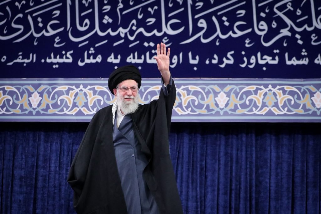 Στρατιωτικά γυμνάσια του Ιράν με πυραύλους, ενώ ξεκινά νέος γύρος συνομιλιών – Χαμενεΐ: Επικίνδυνο όπλο είναι αυτό που βυθίζει πολεμικό πλοίο