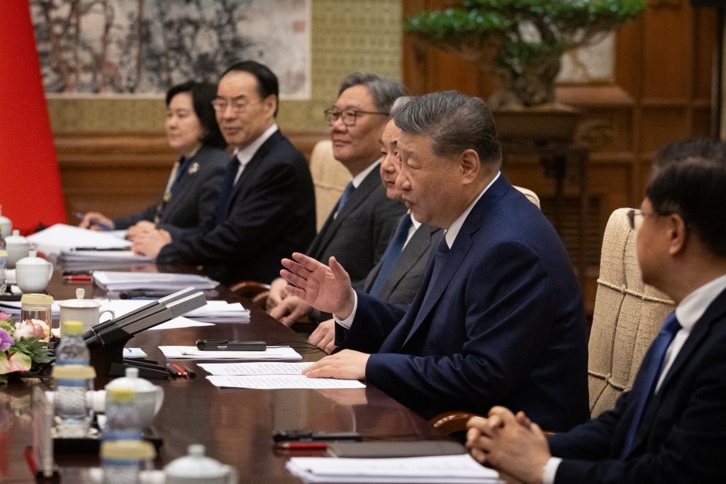 Ο Φρ. Μερτς πλέκει το εγκώμιο της σινογερμανικής συνεργασίας ενώπιον του κινέζου προέδρου Σι