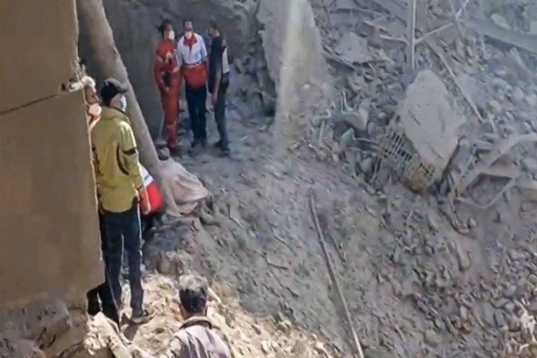 Ιράν: Πάνω από 87 νεκροί -τουλάχιστον 59 παιδιά- από χτυπήματα σε δύο σχολεία