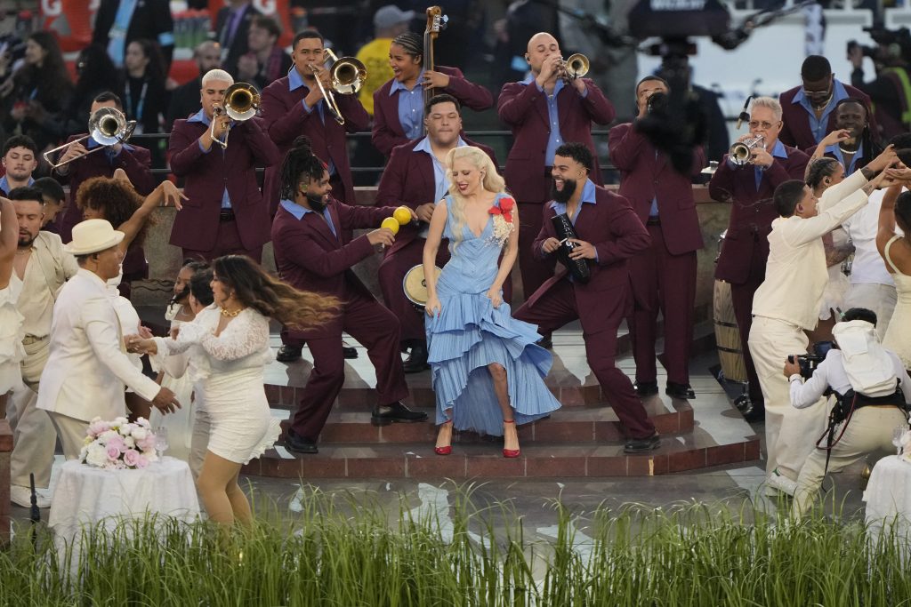 Super Bowl LX: Τα πολιτικά μηνύματα του Bad Bunny, το λάτιν υπερθέαμα, ο γάμος και η Lady Gaga στο halftime show