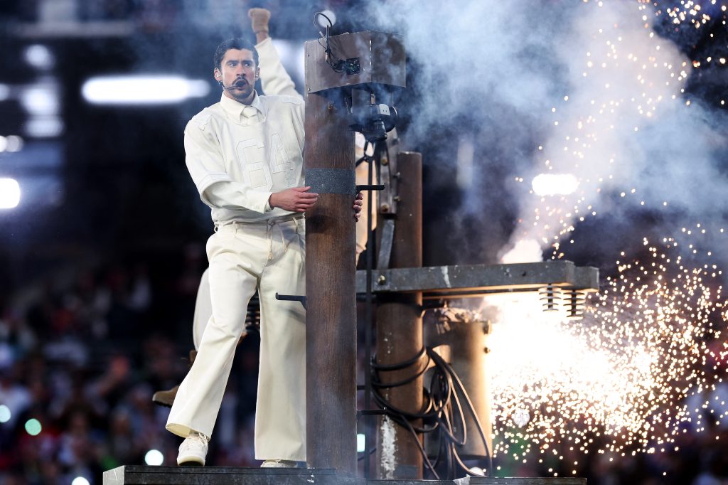 Super Bowl LX: Τα πολιτικά μηνύματα του Bad Bunny, το λάτιν υπερθέαμα, ο γάμος και η Lady Gaga στο halftime show